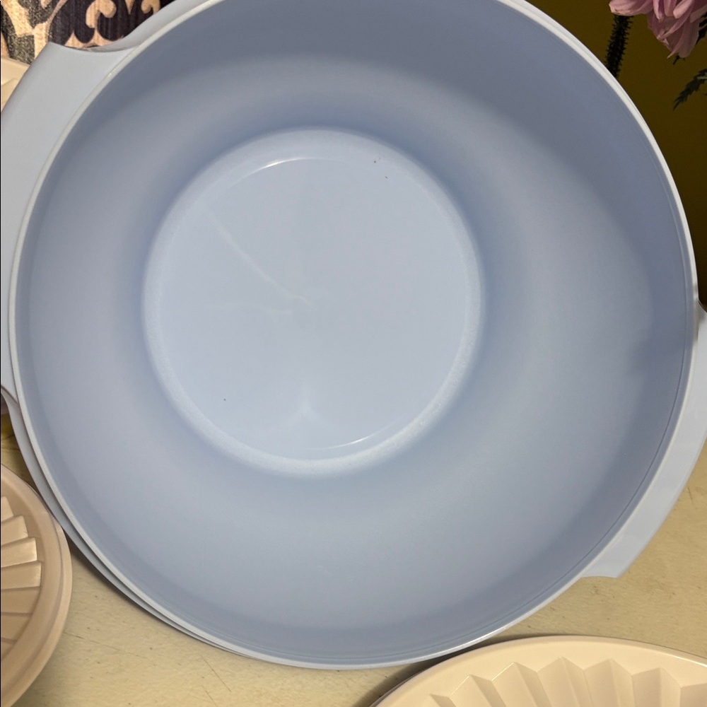 Tupperware Multi-Color Bowl Set with Lids - Picture 4 of 4